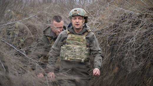 Ukrajinský prezident Volodymyr Zelenskyj v dubnu 2021 vyrazil na frontu nedaleko Mariupolu