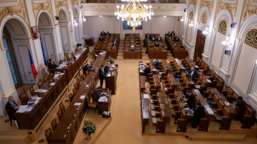 Prázdná Sněmovna při projevu Tomia Okamury (SPD)