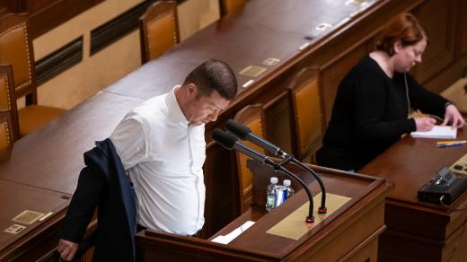 Tomio Okamura (SPD) se musel po několika hodinách svléknout ze saka. První se ale zeptal na povolení právě předsedajícího předsedy Sněmovny