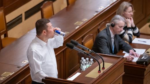 Tomio Okamura (SPD) se posilňoval energetickým nápojem