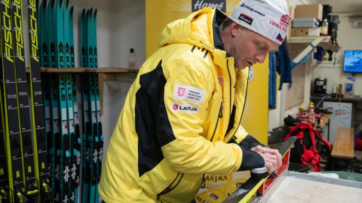 Role servismana se kvůli novinářům ujal sám sportovní ředitel českého biatlonu Ondřej Rybář