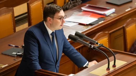 Ministr zahraničí Jan Lipavský během projevu ve Sněmovně