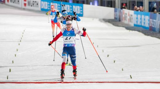 Michal Krčmář dojíždí do cíle po sprintu mužů
